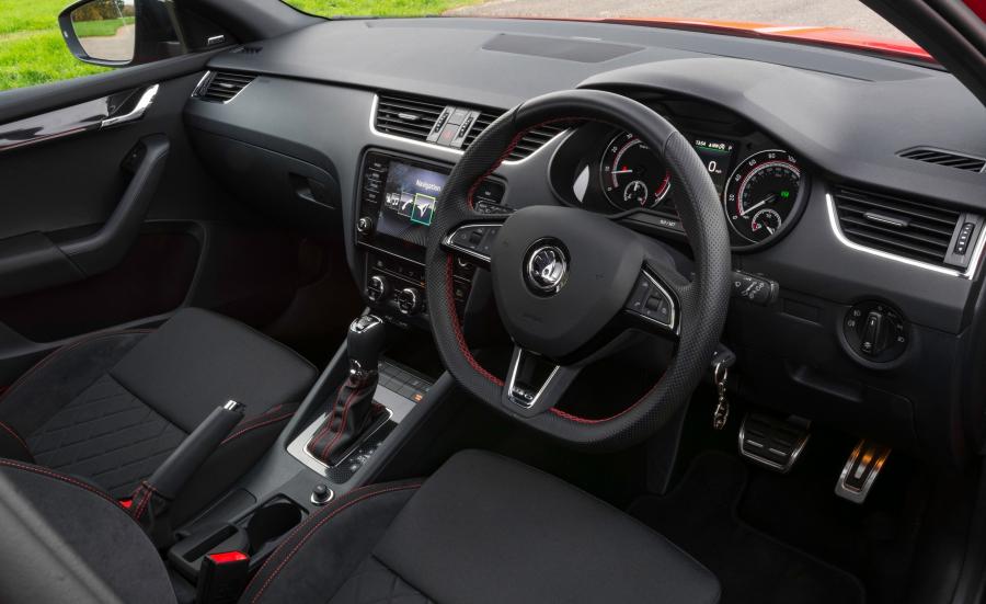 Торпедо Skoda Octavia vRS (5E) 2017 года  (UK) (фото 10 из 16)